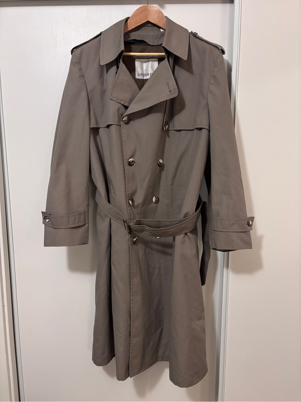 Vintage London Fog Tan Trenchcoat Size 42 R Belted Lined Executive Old Money